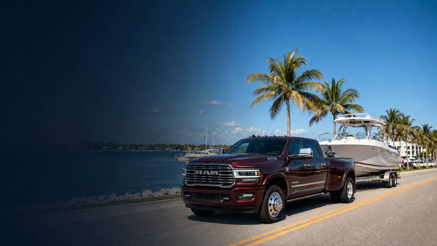 Najnowszy RAM 3500 Limited transportujący białą łódź na Florydzie